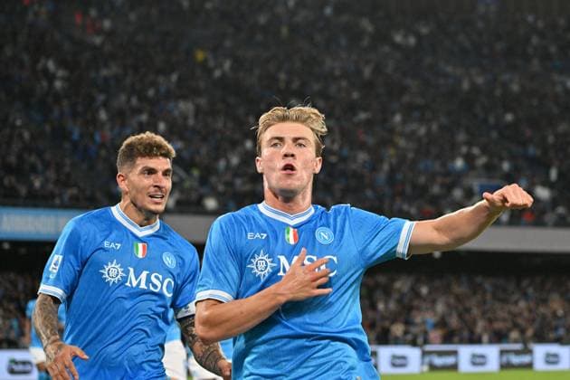 (251006) -- NAPLES, Oct. 6, 2025 -- Napoli s Rasmus Hojlund (R) celebrates his goal during a Serie A football match between Napoli and Genoa in Naples, Italy, Oct. 5, 2025. (SP)ITALY-NAPLES-FOOTBALL-SERIE A-NAPOLI VS GENOA (Xinhua) 
