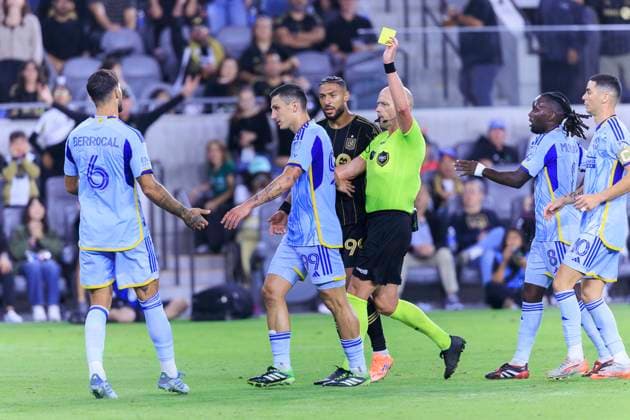 October 5, 2025, Los Angeles, California, USA: Bartosz Slisz 99 of the Atlanta United FC receives a yellow card for pulling on the shirt of Denis Bouanga 99 of the Los Angeles Football Club during their regular season MLS, Fussball Herren, USA game on Sunday October 5, 2025 at the BMO Stadium in Los Angeles, California. LAFC defeats Atlanta United FC, 1-0. ARIANA RUIZ PI Los Angeles USA - ZUMAp124 20251005_zaa_p124_067 Copyright: xArianaxRuizx