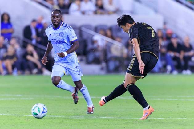 October 5, 2025, Los Angeles, California, USA: Son Heung-min 7 of the Los Angeles Football Club passes the ball as Tristan Muyumba 8 of the Atlanta United FC defends during their regular season MLS, Fussball Herren, USA game on Sunday October 5, 2025 at the BMO Stadium in Los Angeles, California. LAFC defeats Atlanta United FC, 1-0. ARIANA RUIZ PI Los Angeles USA - ZUMAp124 20251005_zaa_p124_071 Copyright: xArianaxRuizx