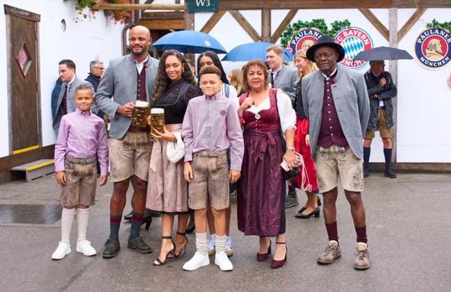 Vincent Kompany coach FCB with wife Carla and sons Kai and Caleb at the visit of the beer festival Oktoberfest of the football team FC BAYERN MÜNCHEN 1.German Football League on October 5, 2025 in Munich, Germany. Season 2025 2026, 1.Bundesliga, IMPORTANT: PUBLICATION ONLY IN GERMANY