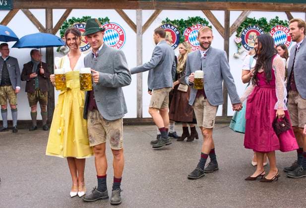 Joshua Kimmich of FC Bayern München with wife Lina Meyer, Manuel Neuer, goalkeeper of FC Bayern München with wife Anika in the background, right Konrad Laimer of FC Bayern München with wife Ines-Sarah, Harry Kane of FC Bayern München at the visit of the beer festival Oktoberfest of the football team FC BAYERN MÜNCHEN 1.German Football League on October 5, 2025 in Munich, Germany. Season 2025 2026, 1.Bundesliga, IMPORTANT: PUBLICATION ONLY IN GERMANY