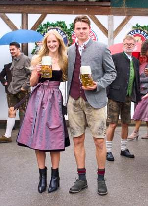 Jonas Urbig goalkeeper FCB 40 with girlfriend Katharina at the visit of the beer festival Oktoberfest of the football team FC BAYERN MÜNCHEN 1.German Football League on October 5, 2025 in Munich, Germany. Season 2025 2026, 1.Bundesliga, IMPORTANT: PUBLICATION ONLY IN GERMANY