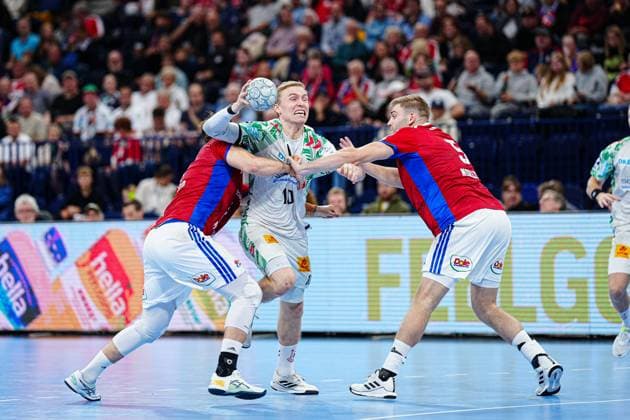 Andreas Magaard Handball Sport Verein Hamburg, 04 , Gisli Kristjansson SC Magdeburg, 10 , Oliver Norlyk Handball Sport Verein Hamburg, 05 GER, Handball Sport Verein Hamburg vs SC Magdeburg, Handball, 1 Bundesliga, Matchday 7, Season 2025 2026, 05 10 2025 GER, Handball Sport Verein Hamburg vs SC Magdeburg, Handball, 1 Bundesliga, Matchday 7, Season 2025 2026, 05 10 2025 Hamburg Copyright: xEibner-Pressefoto MarcelxvonxFehrnx EP_MFN