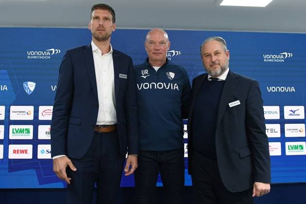 Soccer 2 Bundesliga Presentation of Uwe Rösler as new head coach at VfL Bochum on 06 10 2025 at the Vonovia Ruhrstadion in Bochum Andreas Luthe Chairman of the board Bochum , left Uwe Rösler coach head coach Bochum , center Ilja Kaenzig, spokesman of the management Bochum , right xRx