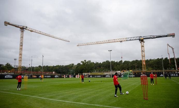 Soccer, Men, Season 2025 2026, 1 Bundesliga, 1 FC Union Berlin, Training, Cranes for the construction sites of the functional buildings and the parking garage next to the stadium, 06 10 2025, Copyright: xMatthiasxKochx