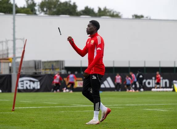 Soccer, Men, Season 2025 2026, 1 Bundesliga, 1 FC Union Berlin, Training, Derrick Köhn 1 FC Union Berlin with a pen, 06 10 2025, Copyright: xMatthiasxKochx