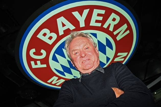 Sepp MAIER Ex soccer goalkeeper, single picture, cropped single motif, portrait, portrait in front of FC Bayern Muenchen club crest, club emblem, logo
