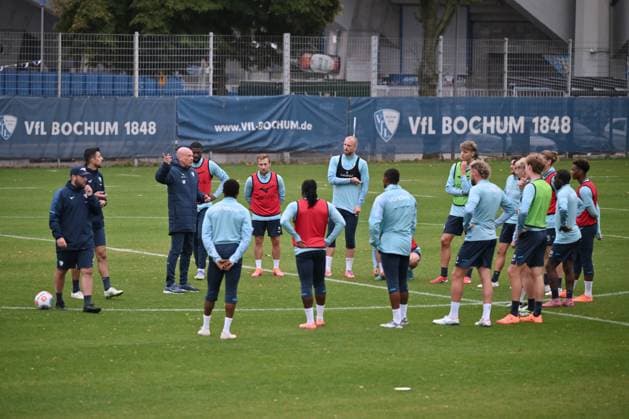 Coach Uwe Rösler VfL Bochum , 3 from left , gives his players instructions 06 10 2025, Soccer 2 Bundesliga, Season 2025 2026, Training VfL Bochum Bochum Nordrhein Westfalen Germany Team2