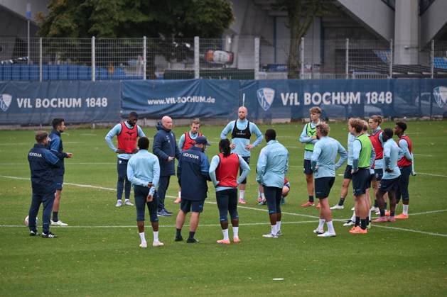 Coach Uwe Rösler VfL Bochum , 5 from left , gives his players instructions 06 10 2025, Soccer 2 Bundesliga, Season 2025 2026, Training VfL Bochum Bochum Nordrhein Westfalen Germany Team2