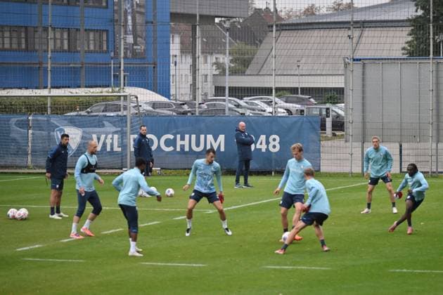 Coach Uwe Rösler VfL Bochum , back center, observes the training session of the players 06 10 2025, Soccer 2 Bundesliga, Season 2025 2026, Training VfL Bochum Bochum North Rhine-Westphalia Germany Team2