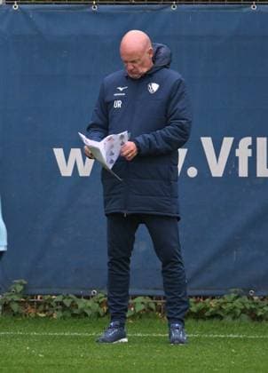 Coach Uwe Rösler VfL Bochum looks at the list with the photos of the players 06 10 2025, Soccer 2 Bundesliga, Season 2025 2026, Training VfL Bochum Bochum North Rhine Westphalia Germany Team2