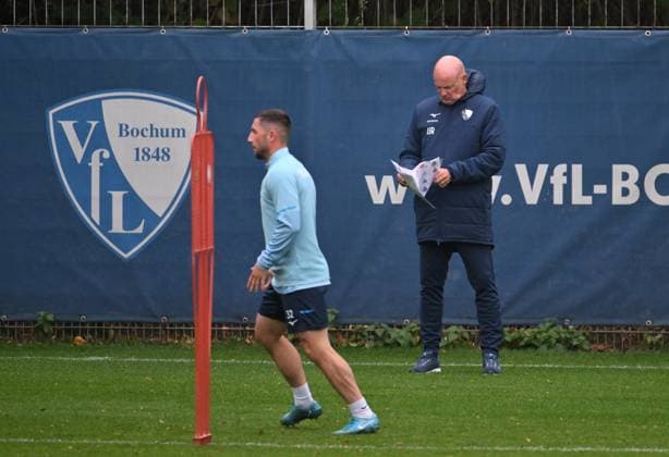 Coach Uwe Rösler VfL Bochum looks at the list with the photos of the players 06 10 2025, Soccer 2 Bundesliga, Season 2025 2026, Training VfL Bochum Bochum North Rhine Westphalia Germany Team2