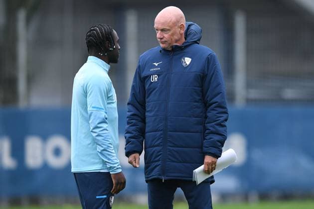 Soccer 1 Bundesliga training VfL Bochum on 06 10 2025 at the training ground at the Vonovia Ruhrstadion in Bochum Owono Darnell Keumo Bochum , left Uwe Rösler coach head coach Bochum , right xRx