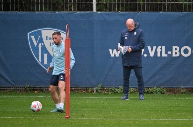 Coach Uwe Rösler VfL Bochum looks at the list with the photos of the players 06 10 2025, Soccer 2 Bundesliga, Season 2025 2026, Training VfL Bochum Bochum North Rhine Westphalia Germany Team2