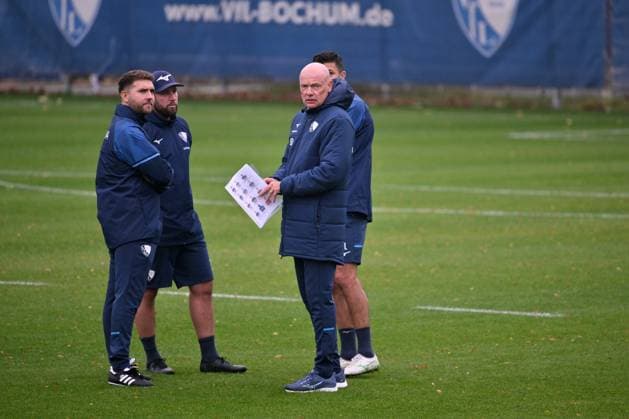 Coach Uwe Rösler VfL Bochum , front right, with the player list, from left , Co Coach Alessandro Riedle VfL Bochum , Co Coach Marc Andre Kruska VfL Bochum , Co Coach Anthony Losilla VfL Bochum 06 10 2025, Soccer 2 Bundesliga, Season 2025 2026, Training VfL Bochum Bochum North Rhine-Westphalia Germany Team2