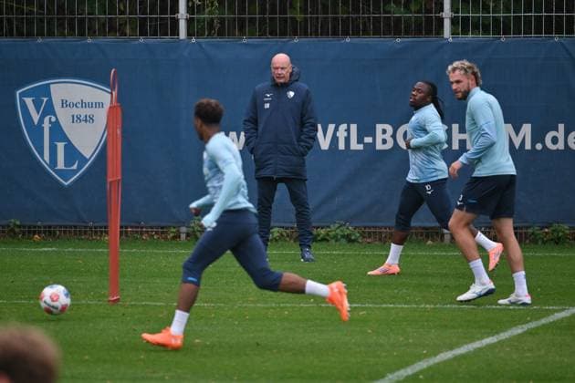 Coach Uwe Rösler VfL Bochum , right Michael Obafemi VfL Bochum , Philipp Strompf VfL Bochum 06 10 2025, Football 2 Bundesliga, Season 2025 2026, Training VfL Bochum Bochum North Rhine-Westphalia Germany Team2