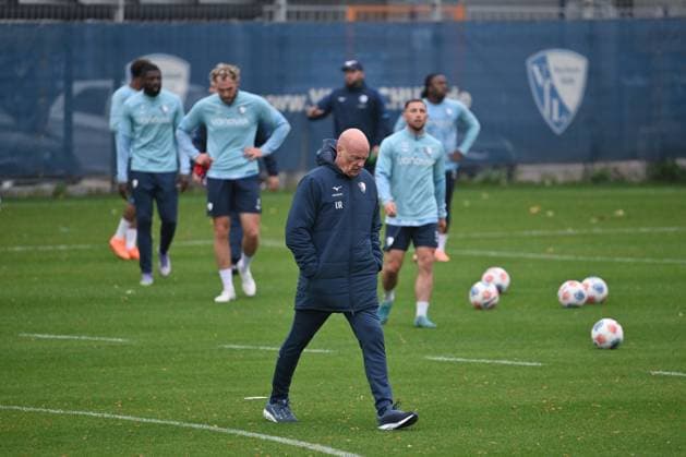Coach Uwe Rösler VfL Bochum , behind the players 06 10 2025, Soccer 2 Bundesliga, Season 2025 2026, Training VfL Bochum Bochum North Rhine Westphalia Germany Team2
