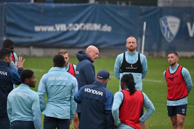 Coach Uwe Rösler VfL Bochum with the players, on the right Philipp Hofmann VfL Bochum , Maximilian Wittek VfL Bochum 06 10 2025, Football 2 Bundesliga, Season 2025 2026, Training VfL Bochum Bochum North Rhine-Westphalia Germany Team2