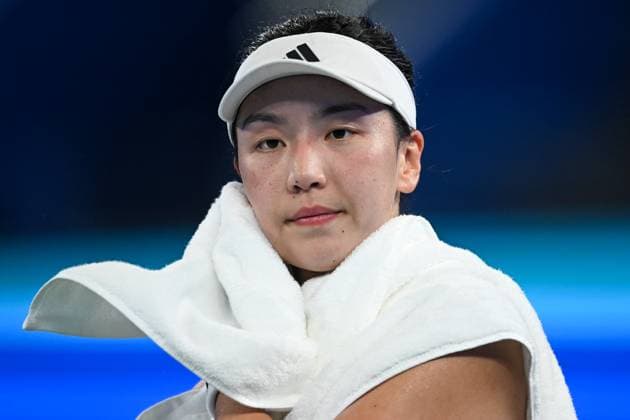 (251006) -- WUHAN, Oct. 6, 2025 -- Wang Xinyu of China wipes the sweat during the women s singles round of 64 match against Uchijima Moyuka of Japan at the 2025 Wuhan Open tennis tournament in Wuhan, capital of central China s Hubei Province, Oct. 6, 2025. ) (SP)CHINA-WUHAN-TENNIS-WUHAN OPEN-WOMEN S SINGLES (CN) XiaoxYijiu 