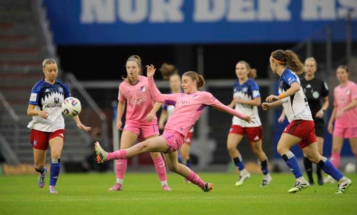 Photo Valesca Ampoorter Hoffenheim stretches against Svea STOLDT HSV , left Soccer Womens Bundesliga on Mon 06 10 2025 Hamburger SV TSG Hoffenheim