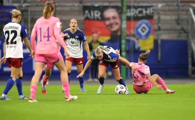 Photo Dominika Grabowska Hoffenheim straddles Mia Büchele HSV Fußball Damen Bundesliga on Mon 06 10 2025 Hamburger SV TSG Hoffenheim