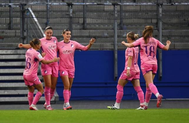 06 10 2025, xcex, GER, Hamburg, Volksparkstadion,Frauenfussball, 1 Bundesliga, DIE LIGA, Google Pixel Frauen Bundesliga Saison 2025 2026, Spieltag 5, HSV, TSG, Hamburger SV Frauen TSG Hoffenheim Frauen, Torjubel, TSG Hoffenheim, Jubel, Freude, Emotionen, Goal celebration, Melissa Koessler, Selina Cerci TSG bejubeln den Treffer DFL regulations prohibit any use of photographs as image sequences and or quasi video