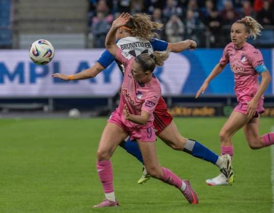 Hamburger SV vs TSG Hoffenheim 0 2 06 10 2025, Volksparkstadion, BundesLiga match, 1 Bundesliga Women, Hamburger SV vs TSG Hoffenheim 0 2 in the picture Melanie Brunnthaler Hamburger SV slowed down by Jill Janssens and Vanessa Diehm TSG Hoffenheim Â