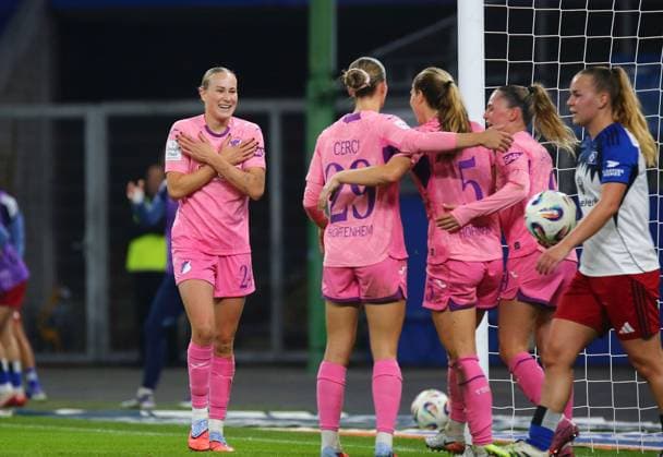 06 10 2025, xcex, GER, Hamburg, Volksparkstadion,Frauenfussball, 1 Bundesliga, DIE LIGA, Google Pixel Frauen Bundesliga Saison 2025 2026, Spieltag 5, HSV, TSG, Hamburger SV Frauen TSG Hoffenheim Frauen, Torjubel, TSG Hoffenheim, Jubel, Freude, Emotionen, Goal celebration, Feli Delacauw TSG bejubelt den Treffer von Jamilla Rankin TSG DFL regulations prohibit any use of photographs as image sequences and or quasi video