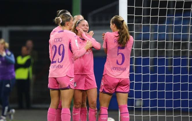 06 10 2025, xcex, GER, Hamburg, Volksparkstadion,Frauenfussball, 1 Bundesliga, DIE LIGA, Google Pixel Frauen Bundesliga Saison 2025 2026, Spieltag 5, HSV, TSG, Hamburger SV Frauen TSG Hoffenheim Frauen, Torjubel, TSG Hoffenheim, Jubel, Freude, Emotionen, Goal celebration, Jamilla Rankin TSG bejubelt den Treffer DFL regulations prohibit any use of photographs as image sequences and or quasi video