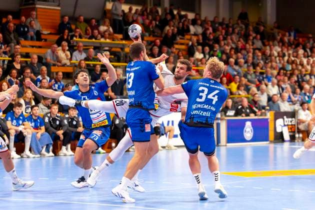 Leif Haack Nr 20, TV 05 07 Hüttenberg against Ole Schramm Nr 13, VfL Lübeck Schwartau and Thore Kjell Heinemann Nr 34, VfL Lübeck Schwartau VfL Luebeck Schwartau vs TV 05 07 Hüttenberg, Handball, 2 Bundesliga, 06 10 25 Luebeck Schleswig Holstein Germany Copyright: xAgentur54Gradx xFelixxKoenigx