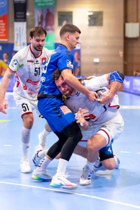 Vit Reichl Nr 19, TV 05 07 Hüttenberg vs Janik Schrader Nr 23, VfL Luebeck Schwartau VfL Luebeck Schwartau vs TV 05 07 Hüttenberg, Handball, 2 Bundesliga, 06 10 25 Luebeck Schleswig Holstein Germany Copyright: xAgentur54Gradx xFelixxKoenigx