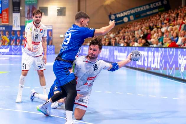 Vit Reichl Nr 19, TV 05 07 Hüttenberg vs Janik Schrader Nr 23, VfL Luebeck Schwartau VfL Luebeck Schwartau vs TV 05 07 Hüttenberg, Handball, 2 Bundesliga, 06 10 25 Luebeck Schleswig Holstein Germany Copyright: xAgentur54Gradx xFelixxKoenigx