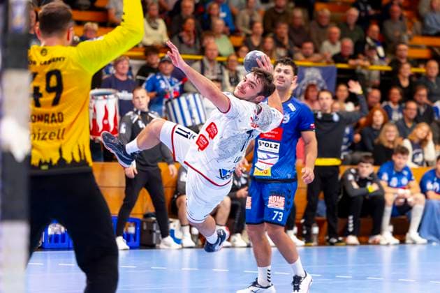 Lasse Ohl Nr 11, TV 05 07 Hüttenberg vs Goalkeeper Nils Conrad Nr 49, VfL Lübeck Schwartau VfL Luebeck Schwartau vs TV 05 07 Hüttenberg, Handball, 2 Bundesliga, 06 10 25 Luebeck Schleswig Holstein Germany Copyright: xAgentur54Gradx xFelixxKoenigx