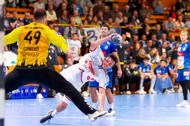 Lasse Ohl Nr 11, TV 05 07 Hüttenberg vs Goalkeeper Nils Conrad Nr 49, VfL Lübeck Schwartau VfL Luebeck Schwartau vs TV 05 07 Hüttenberg, Handball, 2 Bundesliga, 06 10 25 Luebeck Schleswig Holstein Germany Copyright: xAgentur54Gradx xFelixxKoenigx