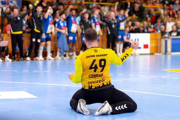 Goalkeeper Nils Conrad Nr 49, VfL Luebeck Schwartau are happy to cheer VfL Luebeck Schwartau vs TV 05 07 Hüttenberg, Handball, 2 Bundesliga, 06 10 25 Luebeck Schleswig Holstein Germany Copyright: xAgentur54Gradx xFelixxKoenigx