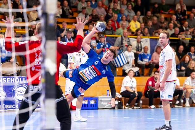 Rasmus Willette Houmøller Nr 6, VfL Luebeck Schwartau vs Goalkeeper Simon Böhne Nr 12, TV 05 07 Hüttenberg VfL Luebeck Schwartau vs TV 05 07 Hüttenberg, Handball, 2 Bundesliga, 06 10 25 Luebeck Schleswig Holstein Germany Copyright: xAgentur54Gradx xFelixxKoenigx