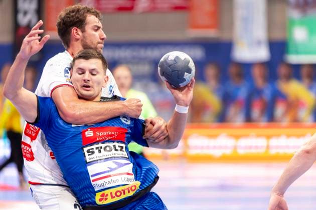 Janik Schrader Nr 23, VfL Luebeck Schwartau vs Leif Haack Nr 20, TV 05 07 Hüttenberg VfL Luebeck Schwartau vs TV 05 07 Hüttenberg, Handball, 2 Bundesliga, 06 10 25 Luebeck Schleswig Holstein Germany Copyright: xAgentur54Gradx xFelixxKoenigx