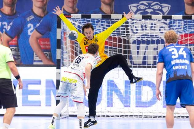 Goalkeeper Mark Ferjan No. 26, VfL Luebeck Schwartau saves a seven-meter attempt by Tim Rüdiger No. 18, TV 05 07 Hüttenberg VfL Luebeck Schwartau vs TV 05 07 Hüttenberg, Handball, 2 Bundesliga, 06 10 25 Luebeck Schleswig Holstein Germany Copyright: xAgentur54Gradx xFelixxKoenigx
