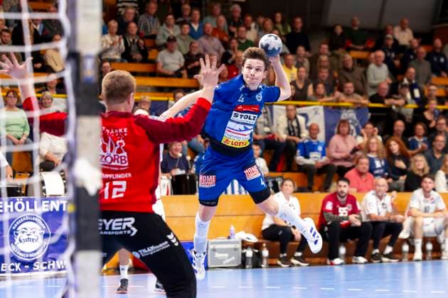 Paul Holzhacker Nr 4, VfL Luebeck Schwartau vs Goalkeeper Simon Böhne Nr 12, TV 05 07 Hüttenberg VfL Luebeck Schwartau vs TV 05 07 Hüttenberg, Handball, 2 Bundesliga, 06 10 25 Luebeck Schleswig Holstein Germany Copyright: xAgentur54Gradx xFelixxKoenigx