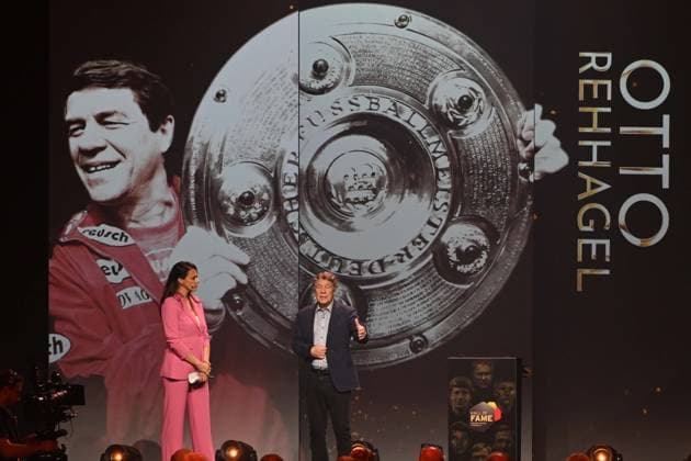 Award winner Otto REHHAGEL and presenter Esther SEDLACZEK HALL OF FAME Award Ceremony 2025 on 06 10 2025 at the German Football Museum in Dortmund Germany Â