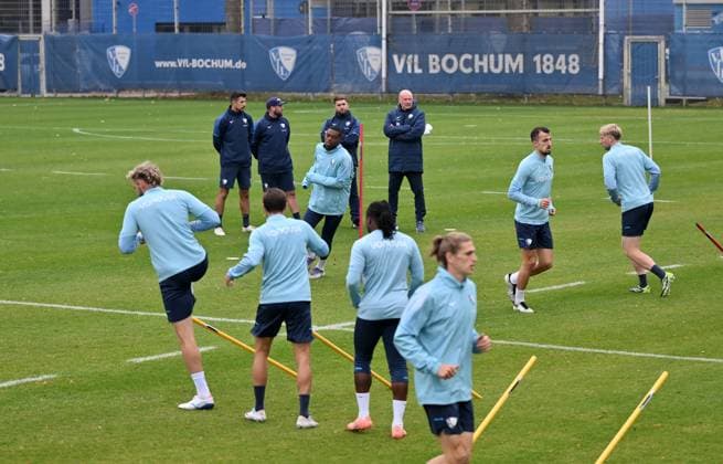Coach Uwe Rösler VfL Bochum , Co Coach Alessandro Riedle VfL Bochum , Co Coach Marc Andre Kruska VfL Bochum , Co Coach Anthony Losilla VfL Bochum , back v right , watch the training session 06 10 2025, Soccer 2 Bundesliga, Season 2025 2026, Training VfL Bochum Bochum North Rhine Westphalia Germany Team2