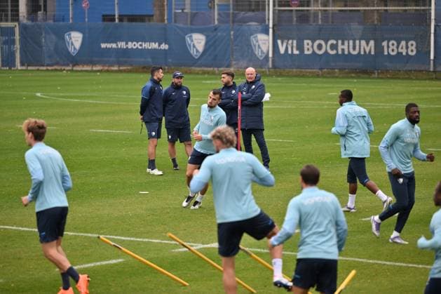 Coach Uwe Rösler VfL Bochum , Co Coach Alessandro Riedle VfL Bochum , Co Coach Marc Andre Kruska VfL Bochum , Co Coach Anthony Losilla VfL Bochum , back v right , watch the training session 06 10 2025, Soccer 2 Bundesliga, Season 2025 2026, Training VfL Bochum Bochum North Rhine Westphalia Germany Team2