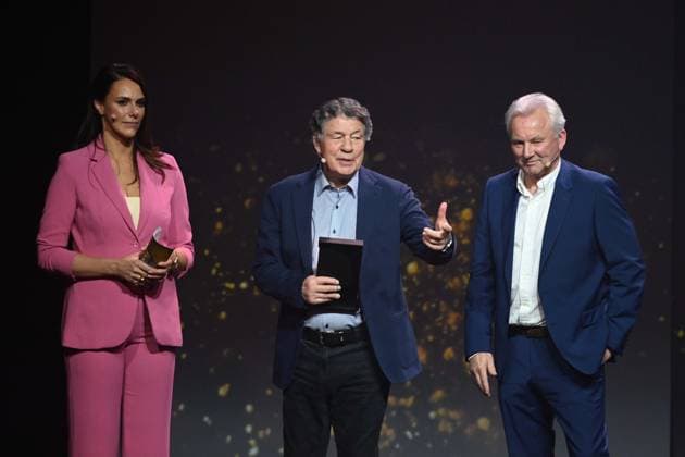 from l Presenter Esther SEDLACZEK Award winner Otto REHHAGEL and laudator Benno MOEHLMANN, Möhlmann HALL OF FAME Award Ceremony 2025 on 06 10 2025 at the German Football Museum in Dortmund Germany Â