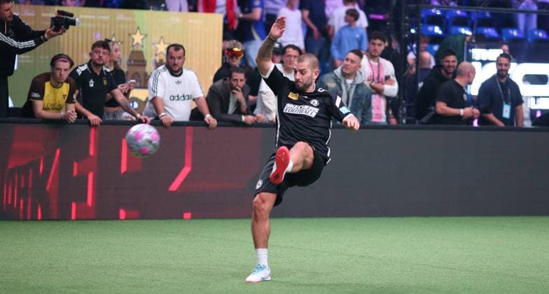 Indoor soccer, The Icon League, season three, match day two at the Sporthalle Hamburg in Alsterdorf Match six Berlin underdogs FC Onefootball Former HSV professional Mladen Petric on his debut for Onefootball Winterhude Hamburg
