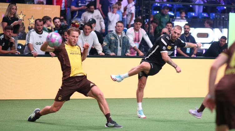 Indoor soccer, The Icon League, season three, match day two at the Sporthalle Hamburg in Alsterdorf Match six Berlin underdogs FC Onefootball Former HSV professional Mladen Petric r on his debut for Onefootball Winterhude Hamburg