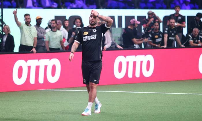 Indoor soccer, The Icon League, season three, match day two at the Sporthalle Hamburg in Alsterdorf Match six Berlin underdogs FC Onefootball Former HSV professional Mladen Petric on his debut for Onefootball Winterhude Hamburg