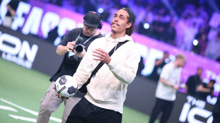 Indoor soccer, The Icon League, season three, match day two at the Sporthalle Hamburg in Alsterdorf Yussuf Poulsen from Bundesliga club Hamburger SV throws a ball into the crowd Winterhude Hamburg