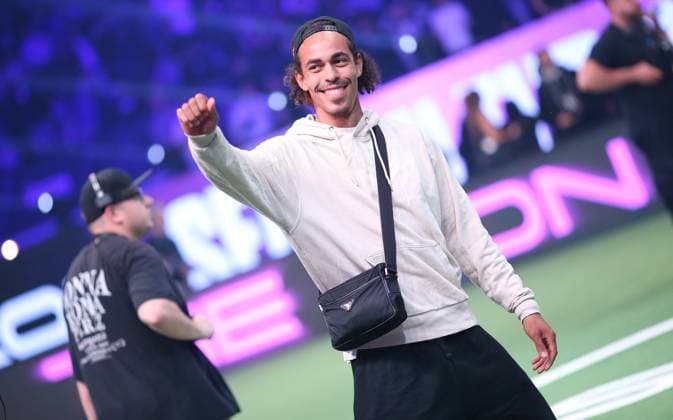 Indoor soccer, The Icon League, season three, match day two at the Sporthalle Hamburg in Alsterdorf Yussuf Poulsen from Bundesliga club Hamburger SV greets the audience Winterhude Hamburg