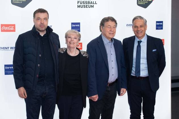 Otto REHHAGEL 2 f r with wife Beate and son Jens left , Manuel NEUKIRCHNER, Director of the German Football Museum, right Red Carpet, Red Carpet Show, Arrival, HALL OF FAME Award Ceremony 2025 on 06 10 2025 at the German Football Museum in Dortmund Germany Â