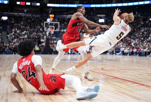 October 6, 2025, Vancouver, Bc, CANADA: Denver Nuggets Hunter Tyson (5) passes the ball while falling in front of Toronto Raptors Ochai Agbaji (30) and Chucky Hepburn (24) during the second half of a preseason NBA, Basketball Herren, USA basketball game, in Vancouver, B.C., Monday, Oct. 6, 2025. Canada News - October 6, 2025  - ZUMAc35_ 20251006_zaf_c35_118 Copyright: xDarrylxDyckx